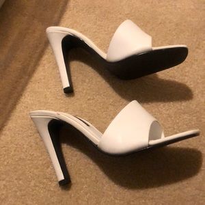 Brand new white Colin Stuart heels